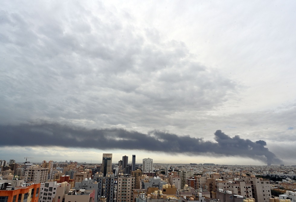 حريق ضخم في خزان وقود بمطار الكويت الدولي جراء استهدافه بطائرات مسيرة