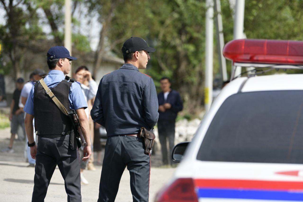 قرغيزستان: اعتقال رجل وزع على الأطفال حلوى محشوة بإبر (فيديو+صورة)