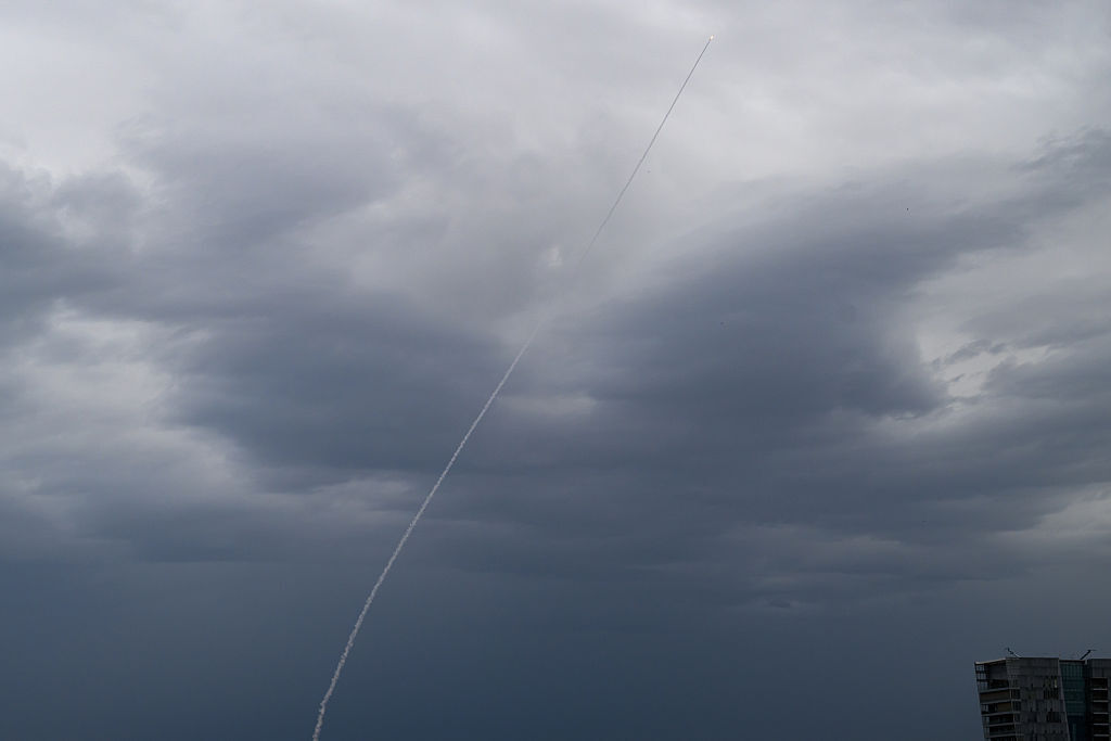 "حزب الله" يشن هجمات واسعة بالصواريخ والمسيرات على كريات شمونة ومواقع عسكرية إسرائيلية