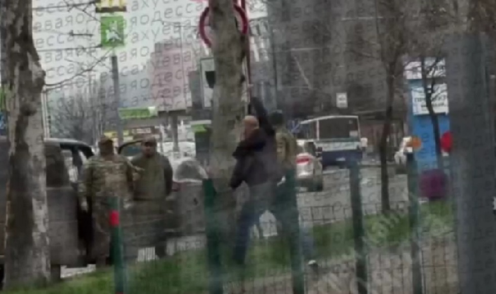 أوكراني يتصدى لـ4 موظفين من مكتب التجنيد باستخدام سلسلة حديدية ويجبرهم على الانسحاب (فيديو)