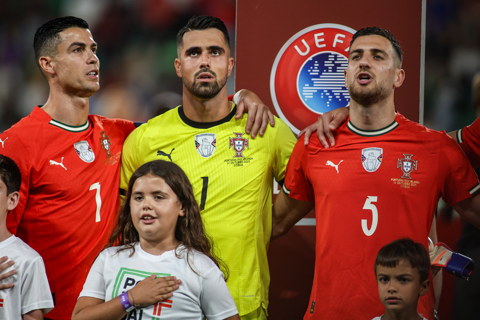 سر وقوف رونالدو جانبيا أثناء النشيد الوطني