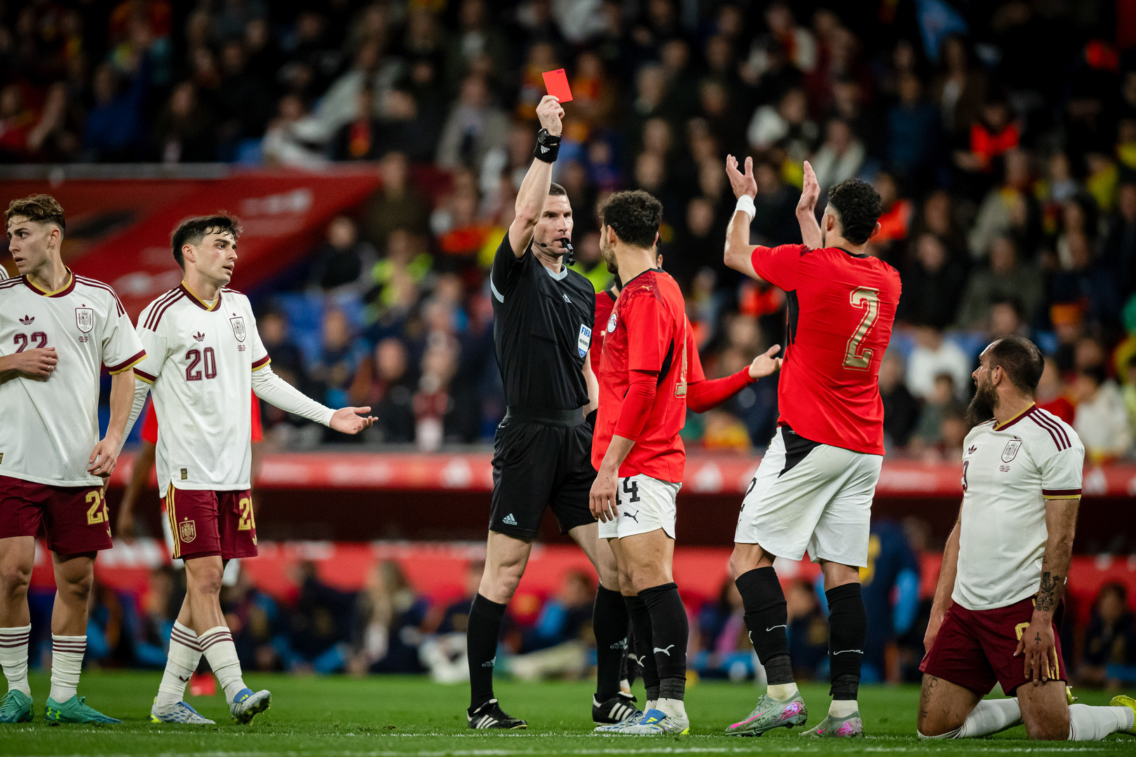 بعد الهتافات المسيئة للمسلمين.. رئيس وزراء إسبانيا ينتقد أحداث مواجهة منتخب مصر