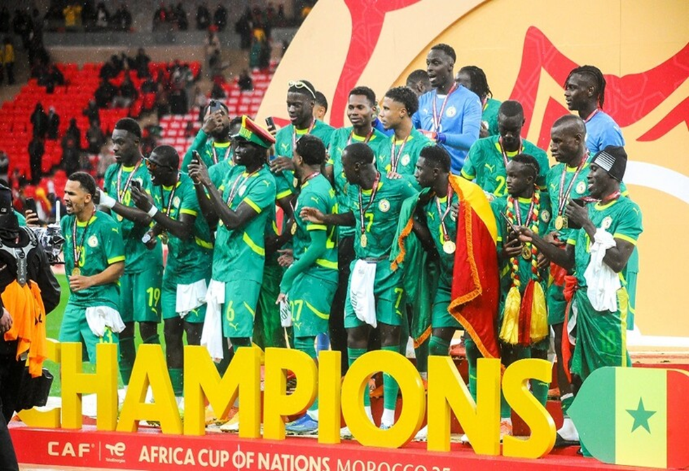 ما سر تفاعل نجوم المنتخب المغربي مع احتفالات السنغال بكأس إفريقيا في فرنسا؟