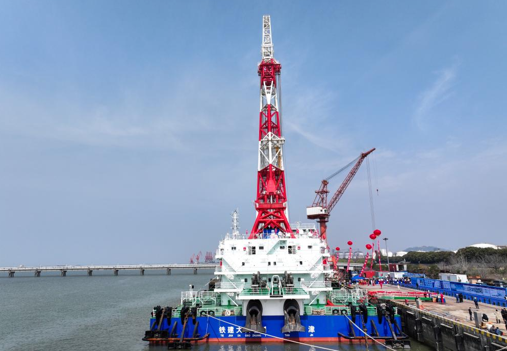 تحفة هندسية رائعة.. الصين تدشن أكبر سفينة لغرس الركائز في العالم