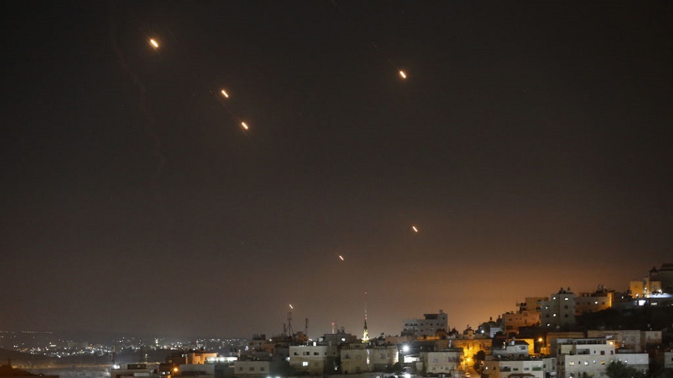 الحوثيون يعلنون قصف أهداف حيوية في يافا بصواريخ باليستية بالتنسيق مع إيران وحزب الله