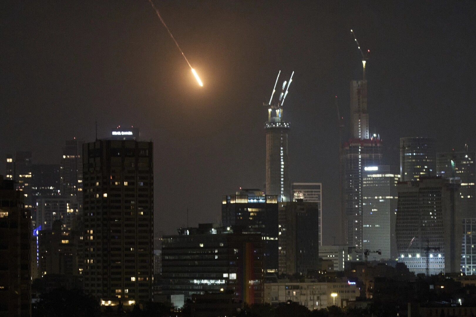 إيران تطلق موجة جديدة من الصواريخ نحو وسط إسرائيل