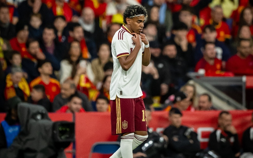 بعد فضيحة العنصرية ضد الإسلام.. نجم ليفربول السابق ينصح لامين جمال بترك إسبانيا