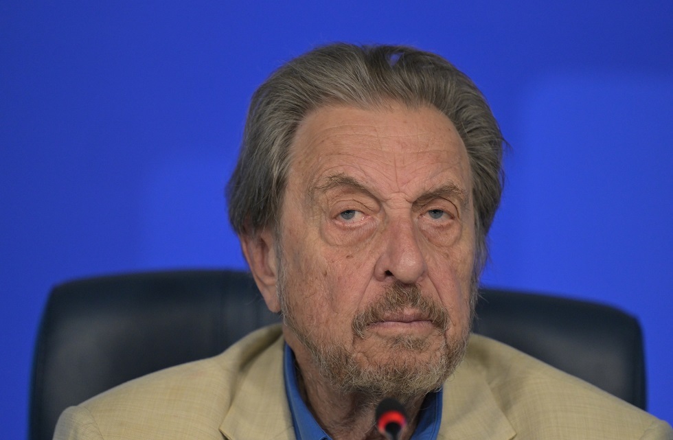 والد ماسك: 50 عائلة تحكم أوكرانيا والشعب لا صوت له