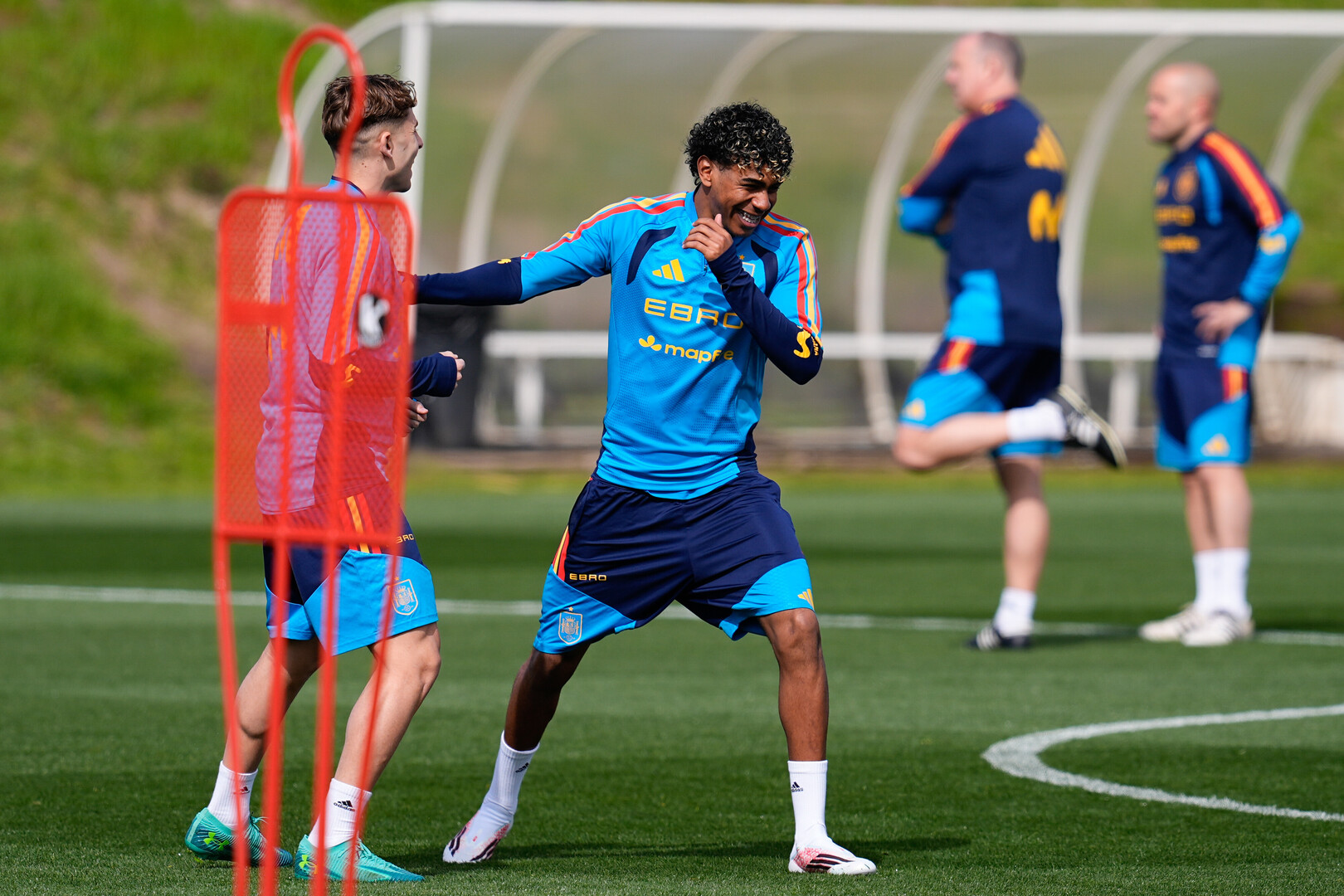 كم يتقاضى لامين جمال؟ أرقام تكشف الفجوة مع مبابي وفينيسيوس