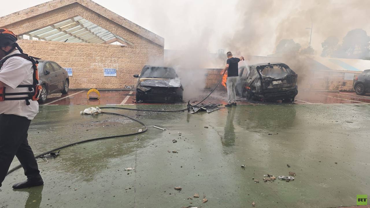 رشقة صاروخية من إيران تستهدف حيفا والكريوت وتؤجل اجتماع "الكابينيت" الإسرائيلي