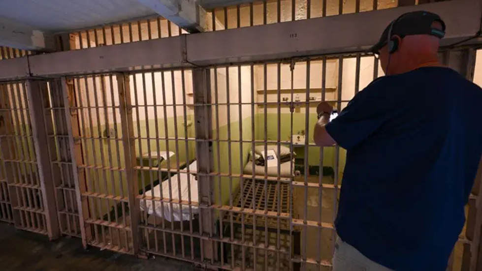 ترامب يسعى للحصول على 152 مليون دولار لإعادة فتح سجن سيئ السمعة أغلق قبل 6 عقود (صور)