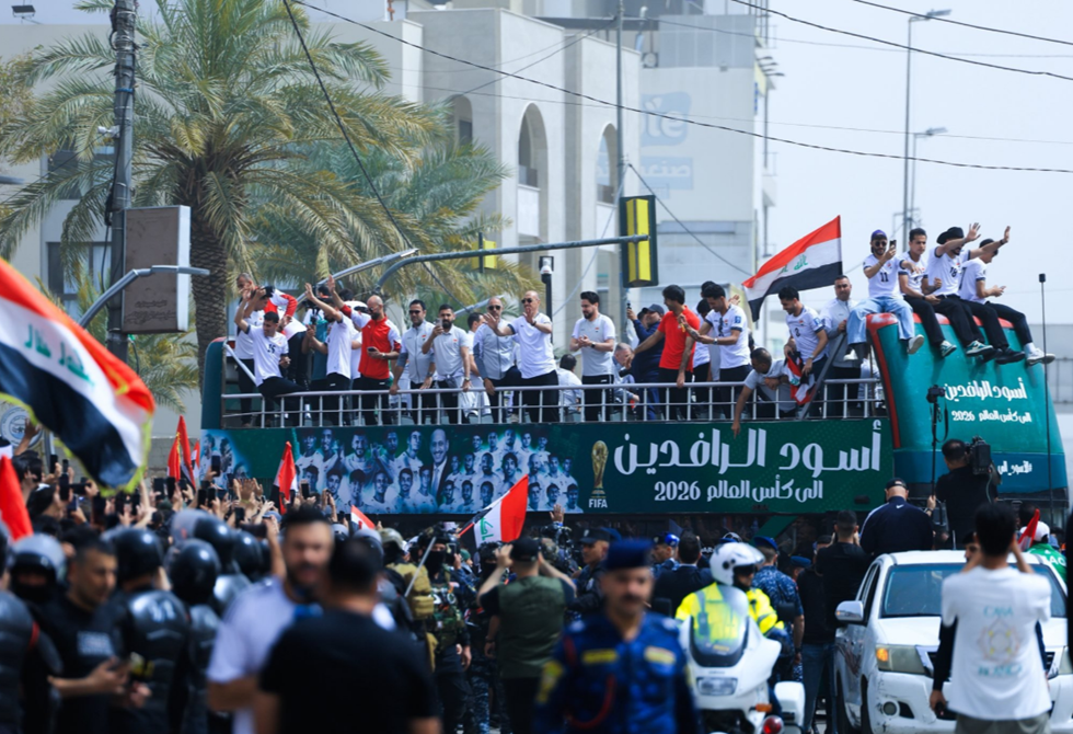 لاعبو منتخب العراق يجوبون شوارع بغداد بحافلة مكشوفة احتفالا بالتأهل لكأس العالم