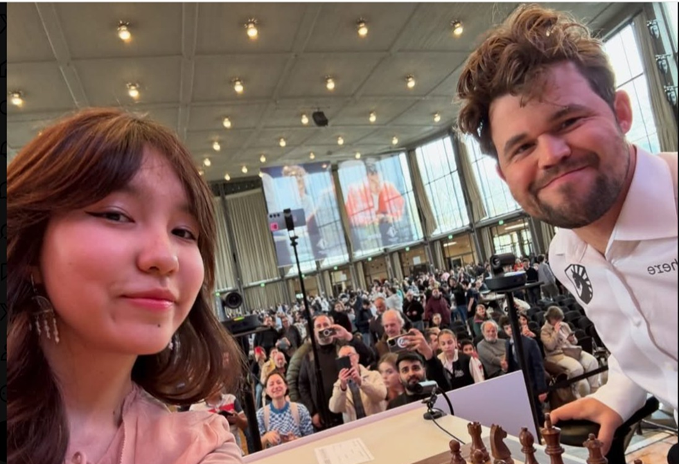 ابتسامة ثم شكوى.. أسطورة الشطرنج يفاجئ الجميع بموقف غريب مع منافسته