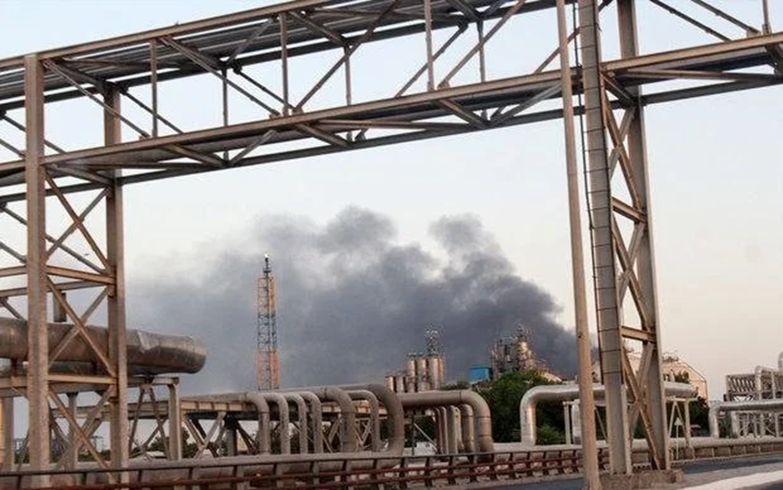 الجيش الإسرائيلي يعلن مهاجمة مجمع مصانع البتروكيماويات جنوب غرب إيران