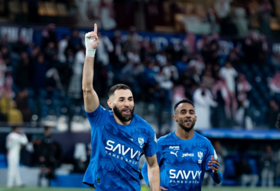 الهلال السعودي يكشف سبب استبعاد نجمه بنزيما من مواجهة التعاون