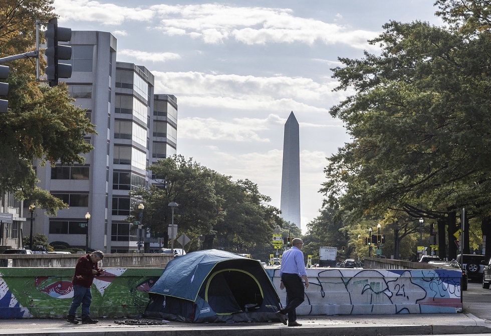ماسك الأب: موسكو مهذبة وواشنطن تبدو "رخيصة" ويا لغباء الديمقراطيين!