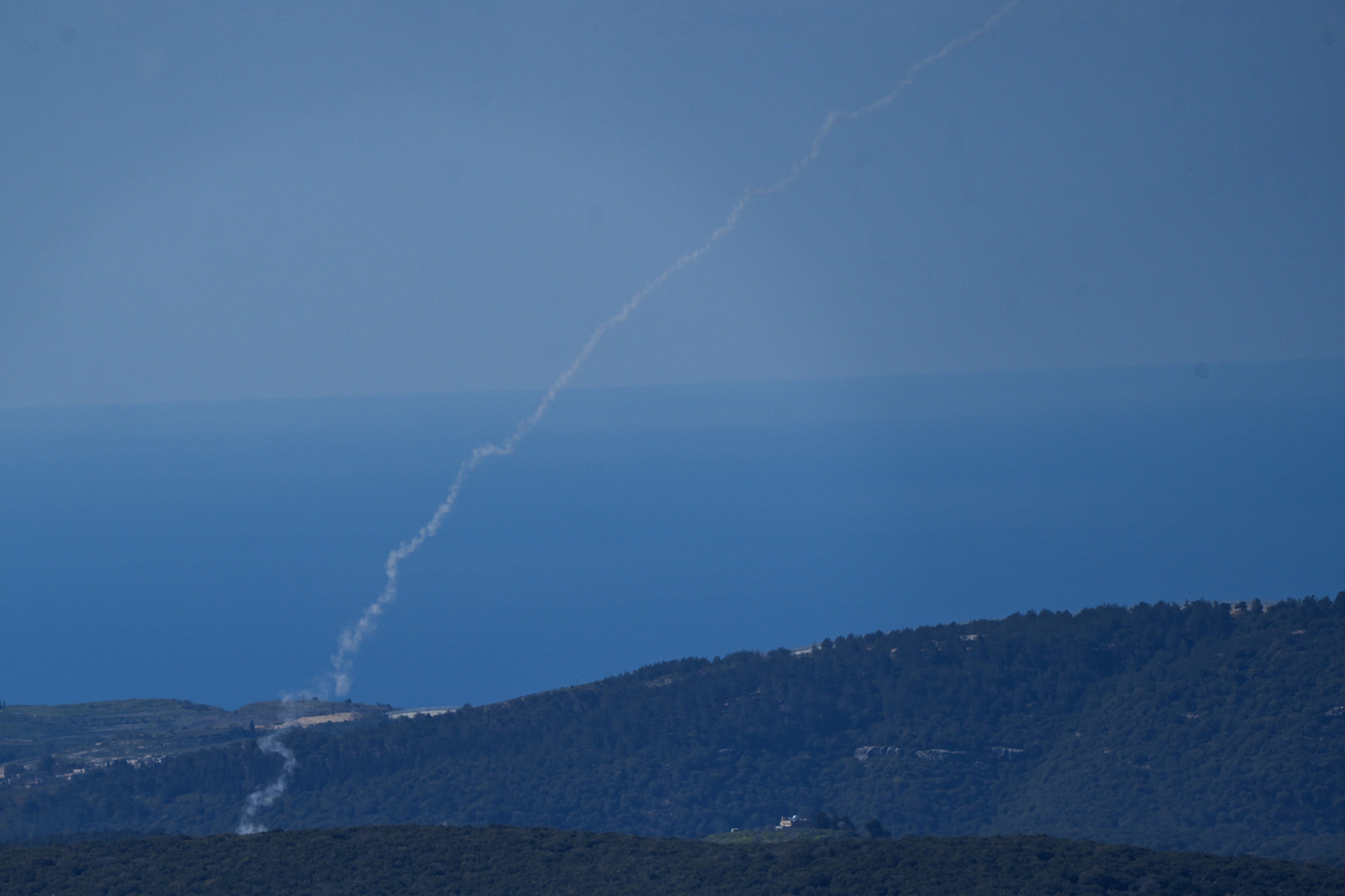 غارات إسرائيلية ليلية وهجمات صاروخية لحزب الله فجر الأحد في جنوب لبنان