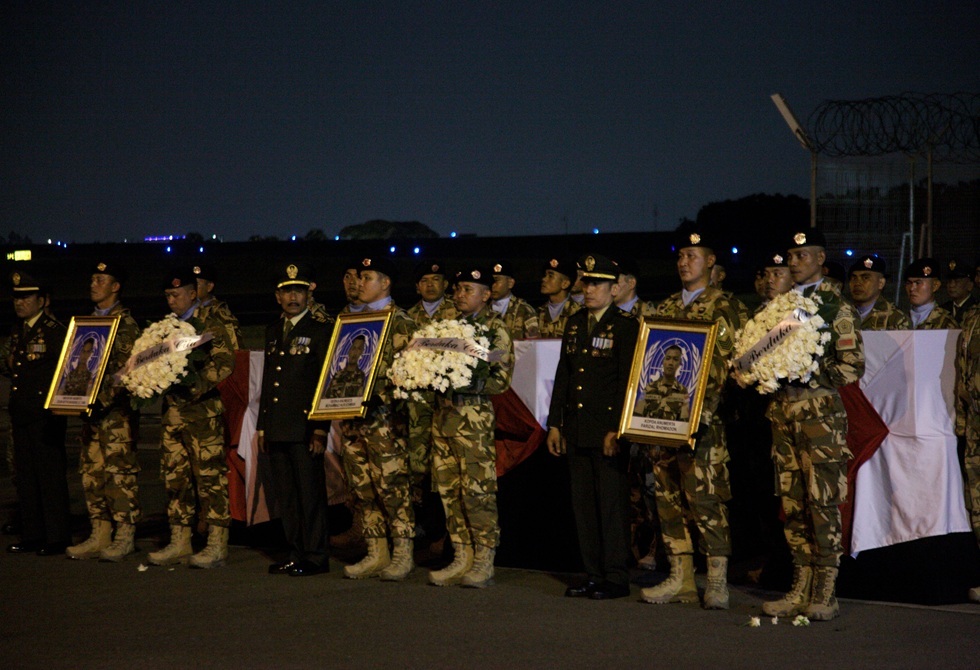 آلاف الإندونيسيين يتجمعون أمام السفارة الأمريكية في جاكرتا إثر مقتل 3 من جنودهم في لبنان (فيديو)
