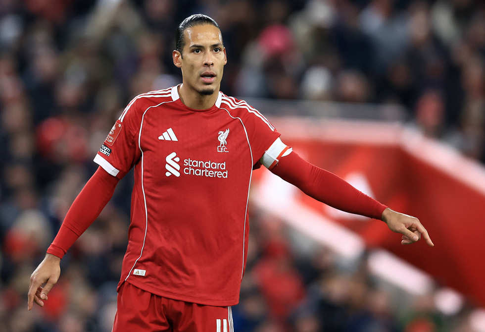 قائد ليفربول يوجه انتقادات لاذعة لزملائه بعد الهزيمة المدوية أمام مانشستر سيتي