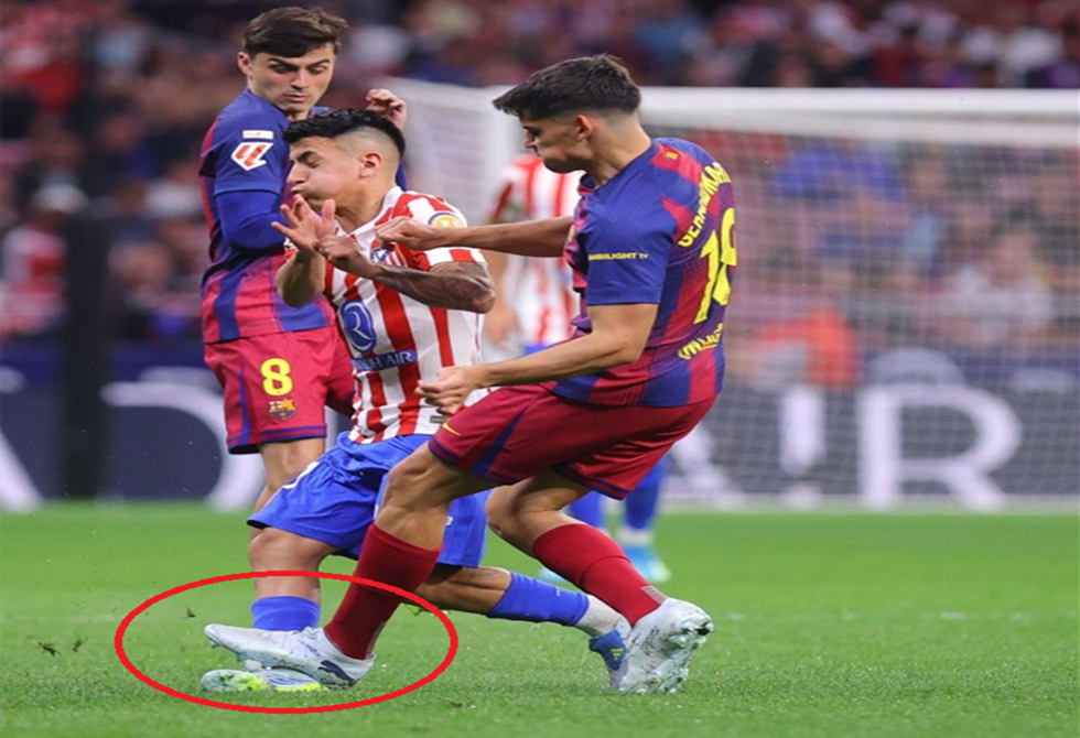 لماذا ألغى "الفار" البطاقة الحمراء لجيرارد مارتن خلال مواجهة برشلونة وأتلتيكو مدريد؟