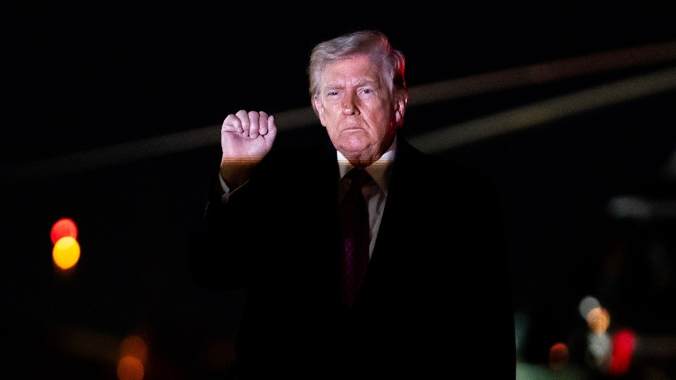 ترامب: نجري مفاوضات "معمقة" مع إيران واتفاق محتمل قبل الثلاثاء وإلا سأفجر كل شيء