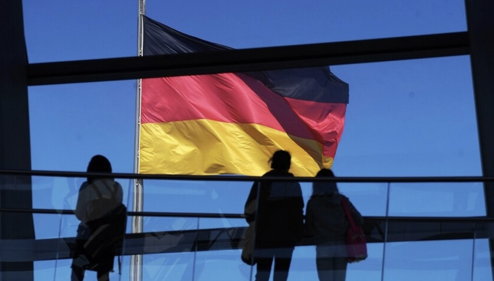 جدل في ألمانيا حول قيود السفر للرجال حتى 45 عاما