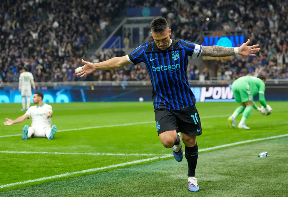 إنتر ميلان يسحق روما بخماسية ليتقدم خطوة جديدة على طريق حسم لقب الدوري الإيطالي