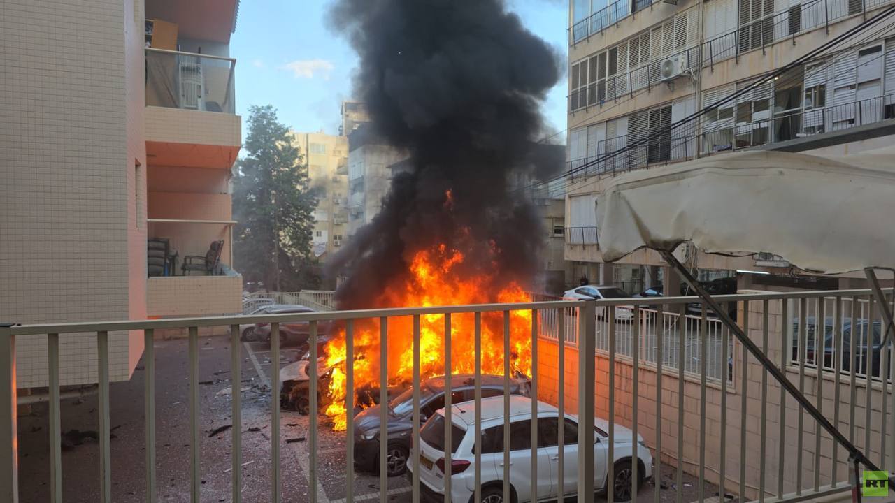 حرائق ودمار واسع.. إيران تشن هجمات صاروخية متتالية صباح اليوم على شمال ووسط إسرائيل (فيديو)