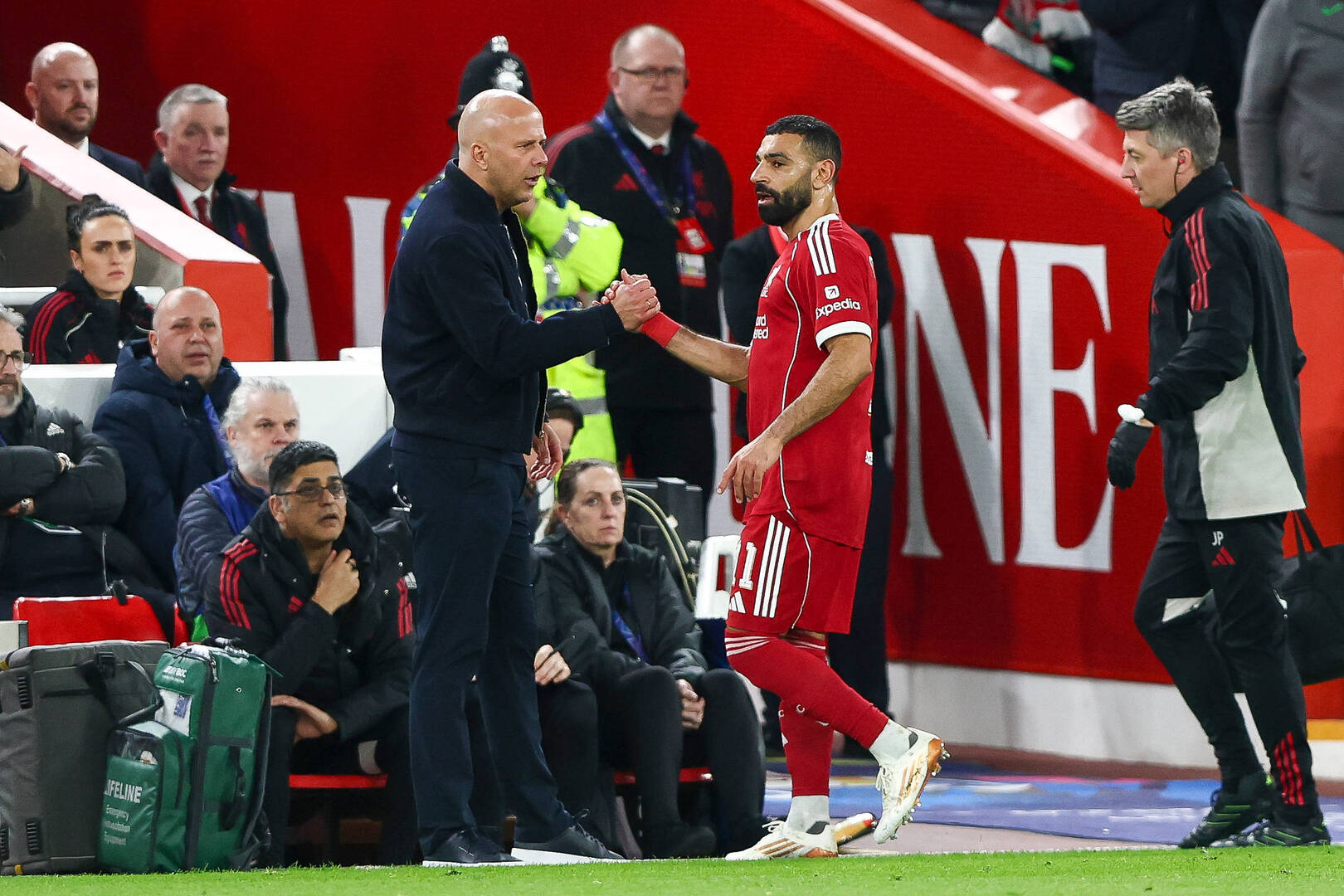 تطورات مفاجئة حول مستقبل سلوت مع ليفربول