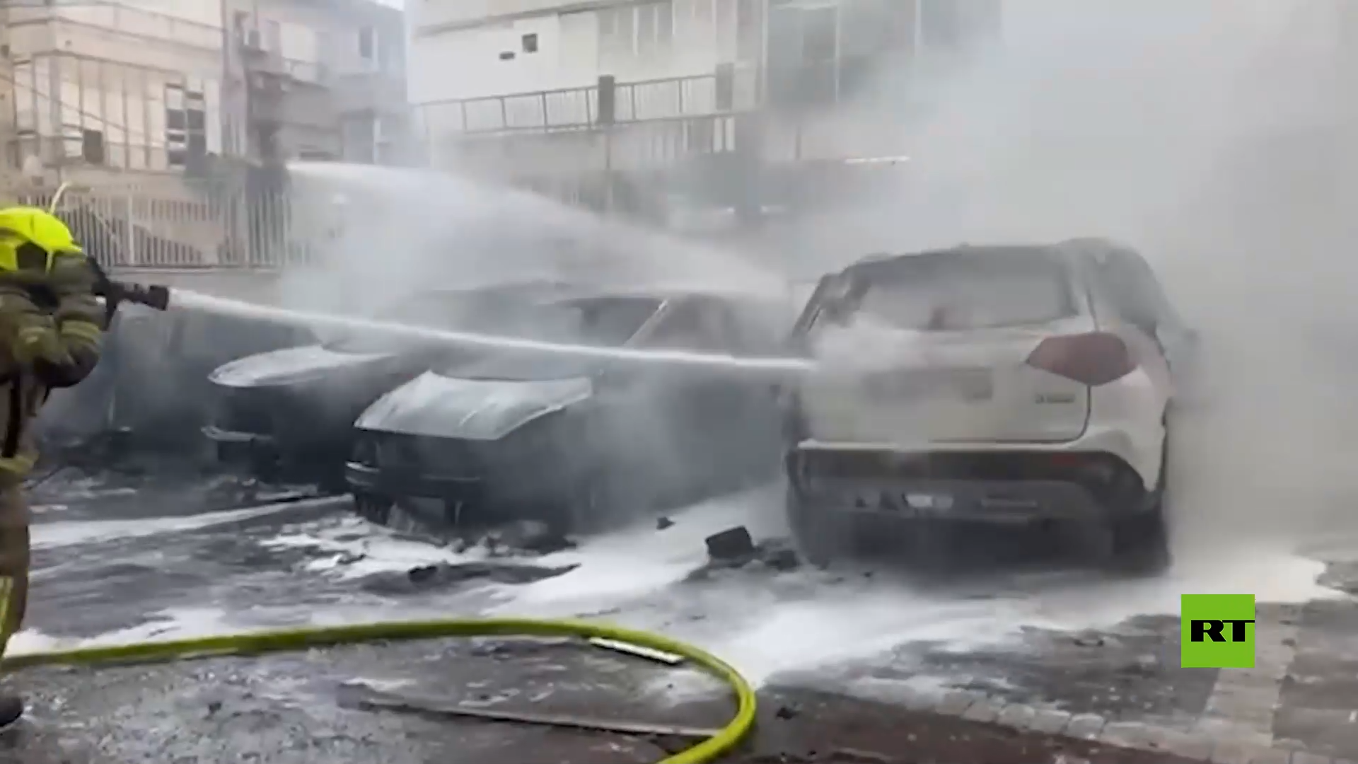 سيارات تحترق في بتاح تكفا بعد هجوم إيراني