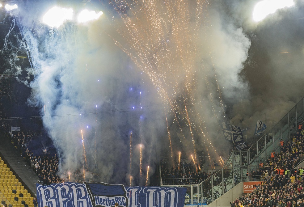 حرق علم هيرتا برلين.. أحداث شغب وفوضى عارمة في الدوري الألماني (فيديو)
