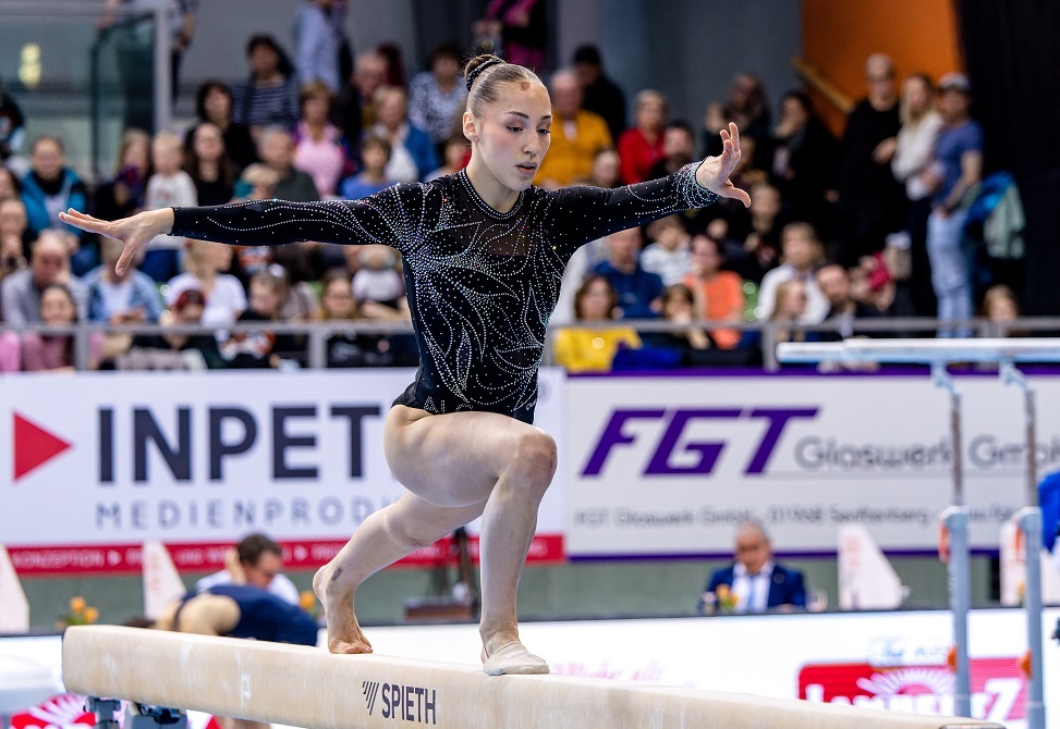 النجمة الجزائرية كيليا نمور تواصل انتصاراتها في كأس العالم للجمباز