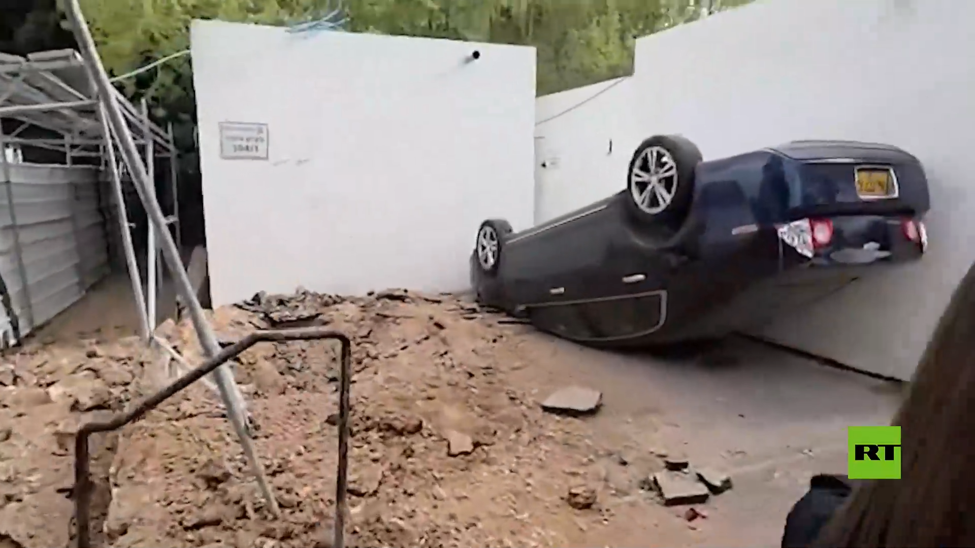 دمار في رامات هشارون بتل أبيب جراء اعتراض الصواريخ الإيرانية