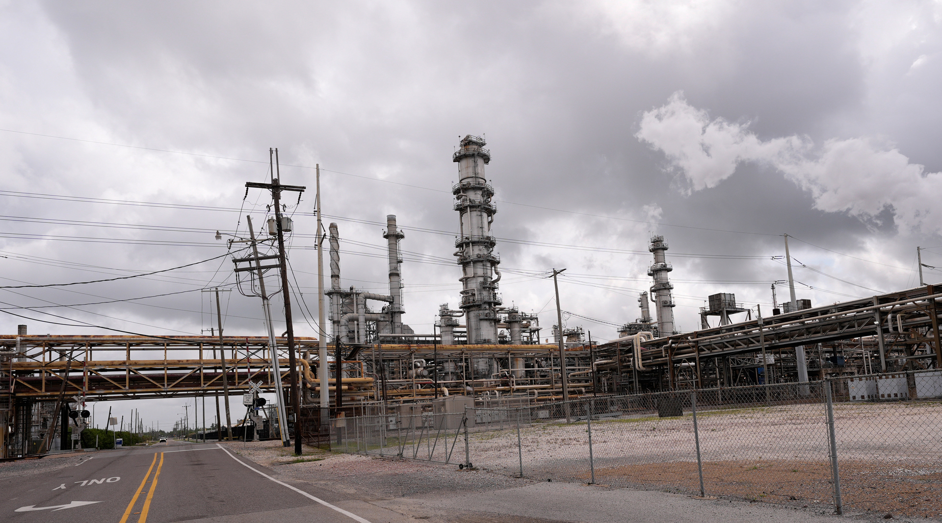 وزير ليبي سابق يوضح موقفه من اتفاقية النفط مع مصر