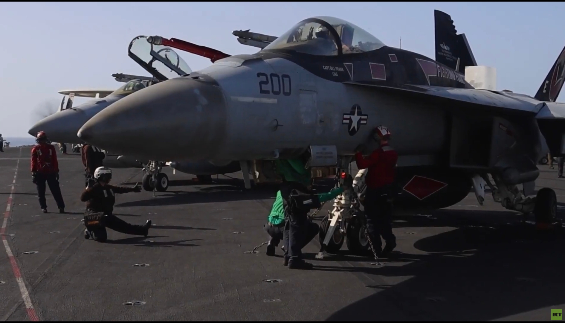 مقاتلات أمريكية تقلع من حاملة الطائرات "أبراهام لينكولن" لشن ضربات ضد إيران (فيديو)