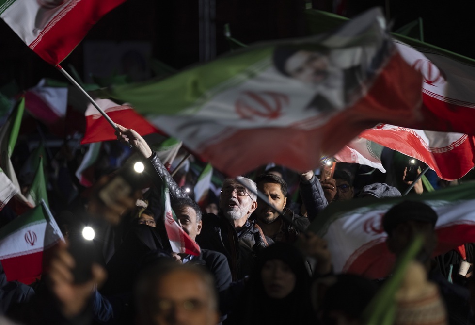 إيران تحذر من إغراق المنطقة في "ظلام دامس" ردا على تهديدات ترامب بضرب محطاتها الكهربائية