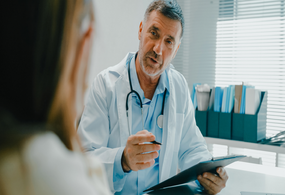 طبيب يحذر: أطعمة شائعة الاستهلاك أخطر على صحتنا من التدخين