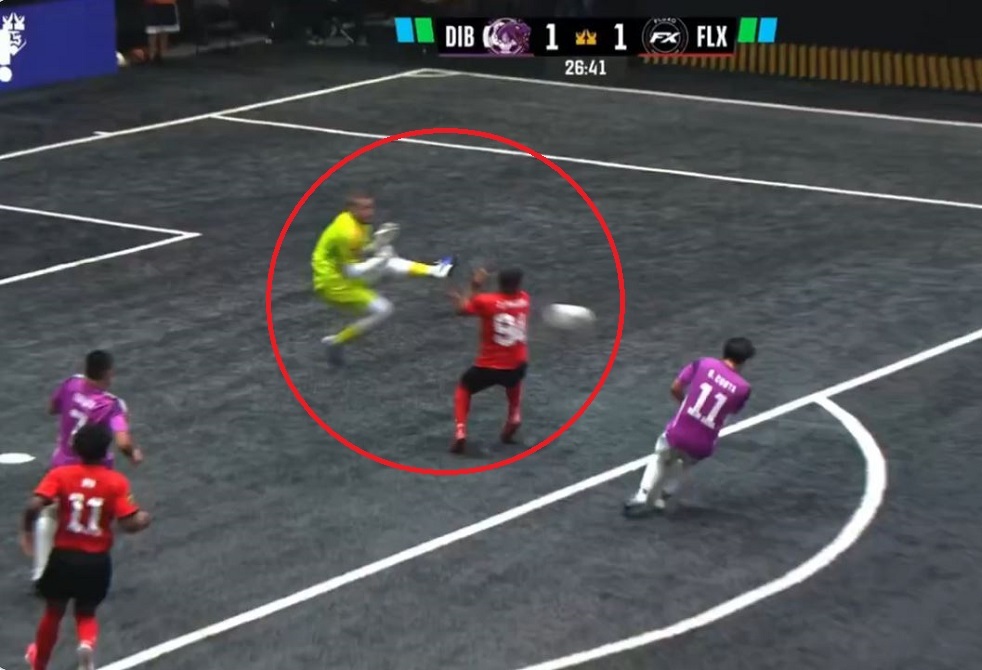 بحركة من "الكونغ فو"..  حارس مرمى يركل وجه لاعب في تدخل عنيف (فيديو)