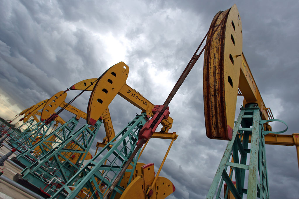 تراجع حاد في أسعار النفط بعد إعلان ترامب عن هدنة لمدة أسبوعين