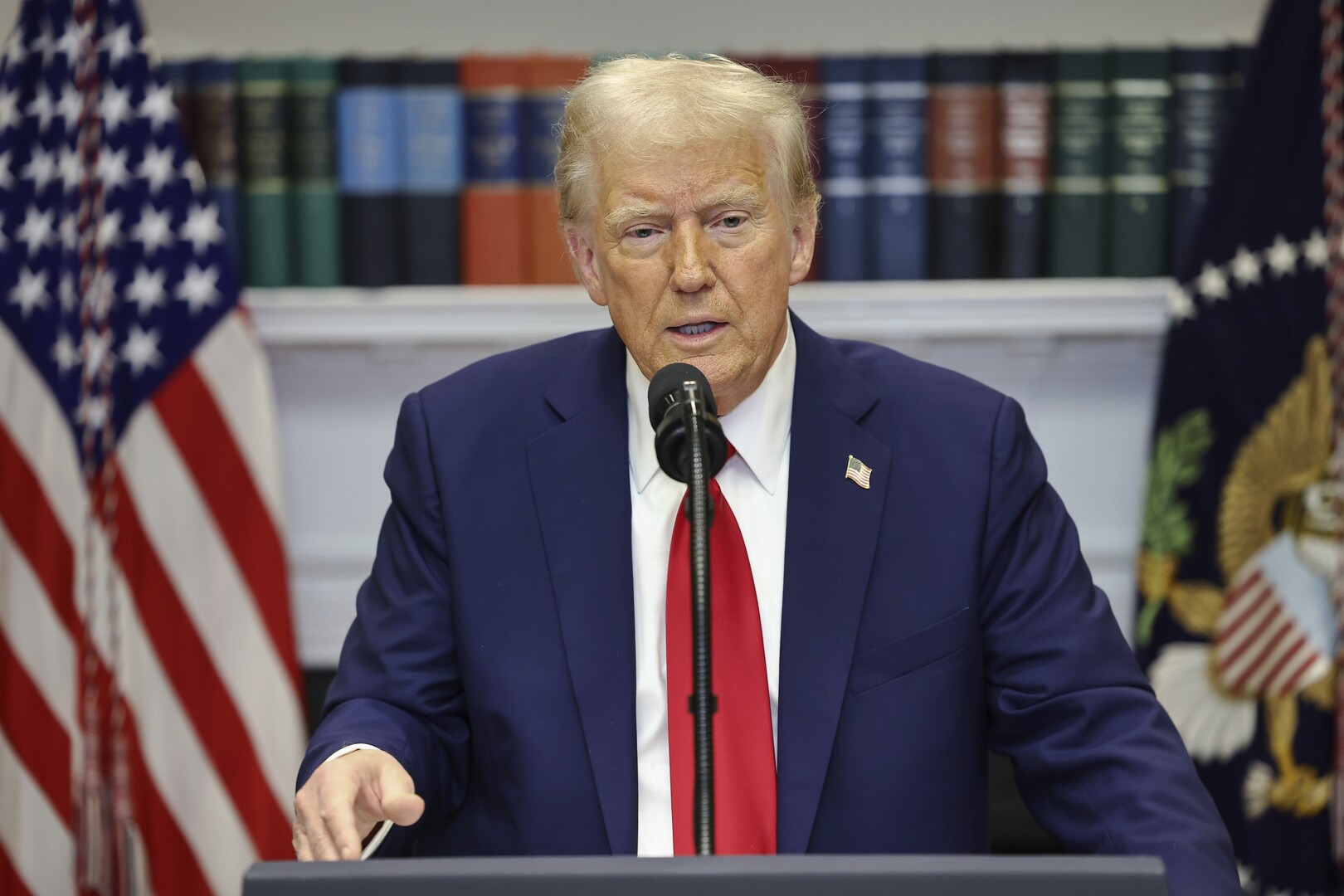 ترامب: إيران تستطيع بدء عملية إعادة الإعمار