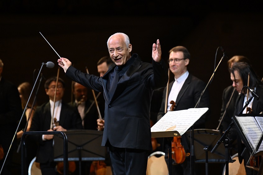 تكريم قامات فنية روسية ودولية بجائزة "كيريل لافروف" في بطرسبورغ