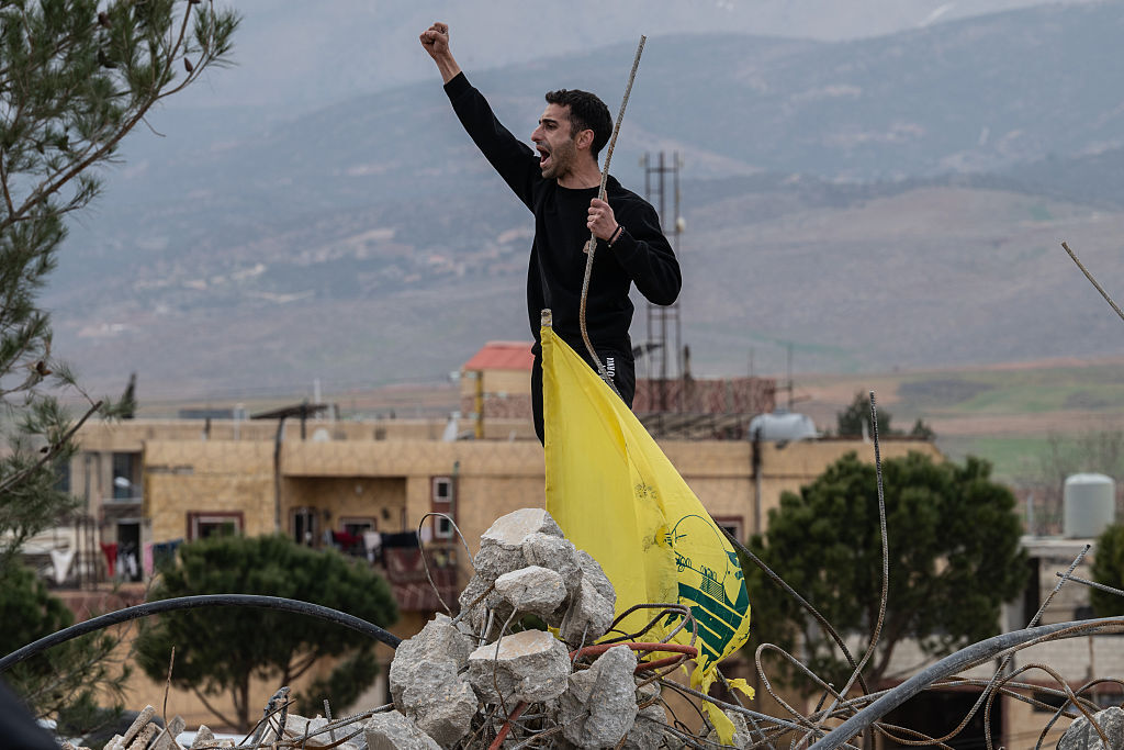 حزب الله يحذر من "غدر العدو" بعد الهدنة ويدعو سكان الجنوب والضاحية إلى التريث في العودة