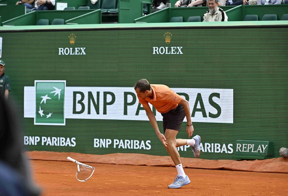 حطم مضربه.. الروسي مدفيديف "بطل" مفاجأة مدوية في دورة مونتي كارلو (فيديو)