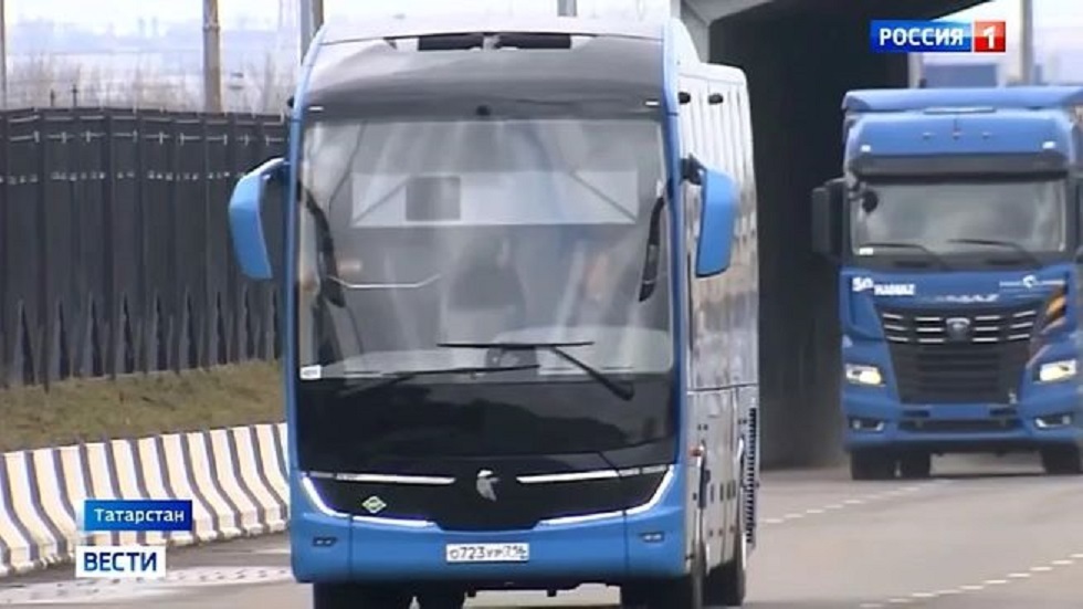 حافلة سياحية روسية من جيل جديد تخضع لاختبارات (فيديو)