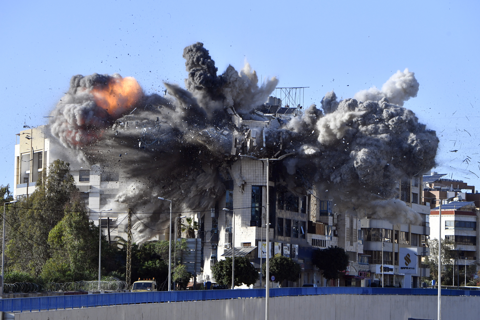 وزراء إسرائيليون يدعون لهجمات كبيرة على لبنان: يجب تدمير بنيته التحتية وقطع الكهرباء عنه!