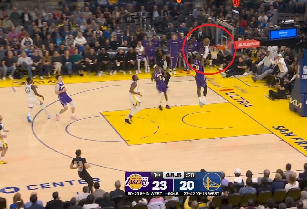 هذه المرة من "الابن للأب".. تاريخ جديد بين ليبرون جيمس ونجله (فيديو)