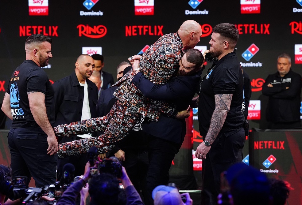 رغم التهديد والوعيد.. لقطة طريفة بين "ملك الغجر" ومصارع "الدببة".. فيديو