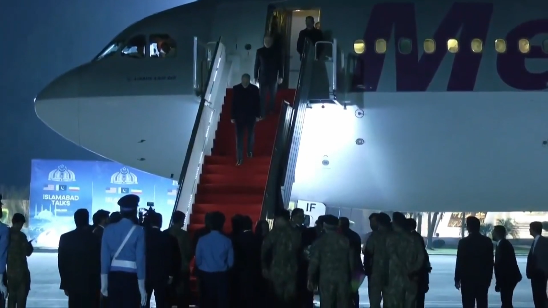لحظة وصول الوفد الإيراني إلى إسلام آباد