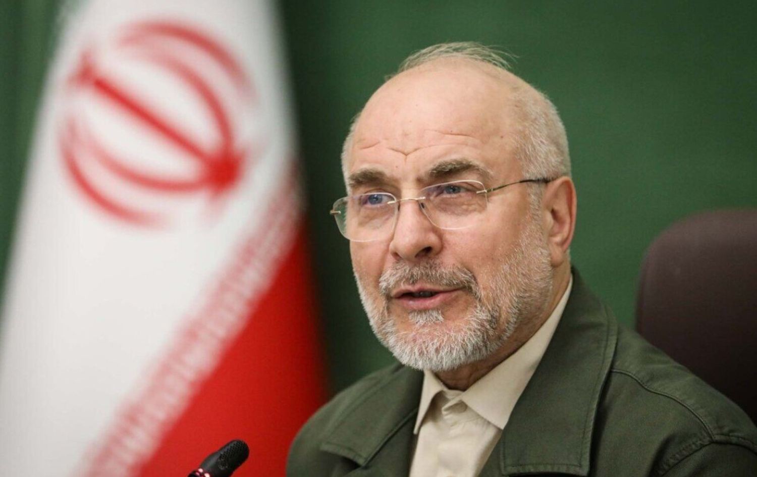 رسالة إيرانية لواشنطن قبيل المفاوضات.. قاليباف يحمل على متن طائرته صور أطفال قتلوا بقصف أمريكي