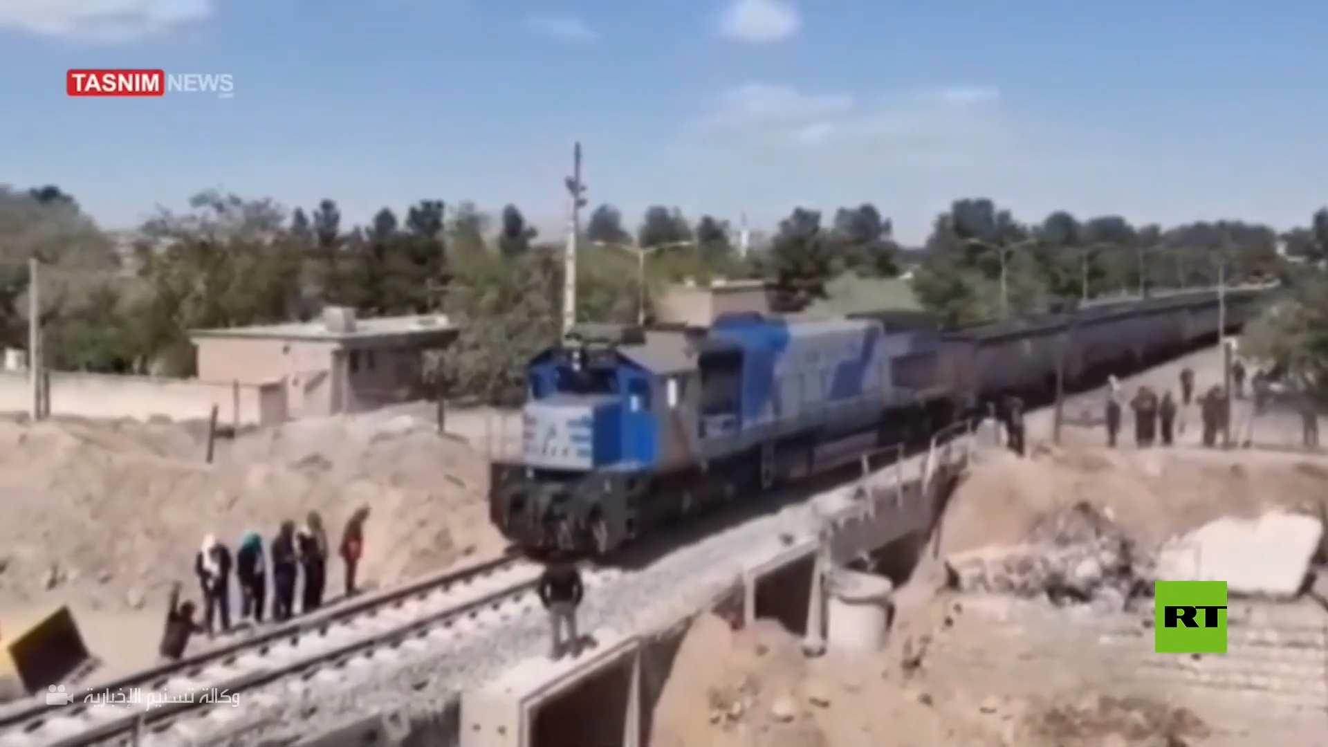 قطار يعبر جسر يحيى آباد وسط إيران للمرة الأولى منذ تعرضه للقصف